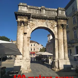 Arch- Budget Doublebed In Center Pula