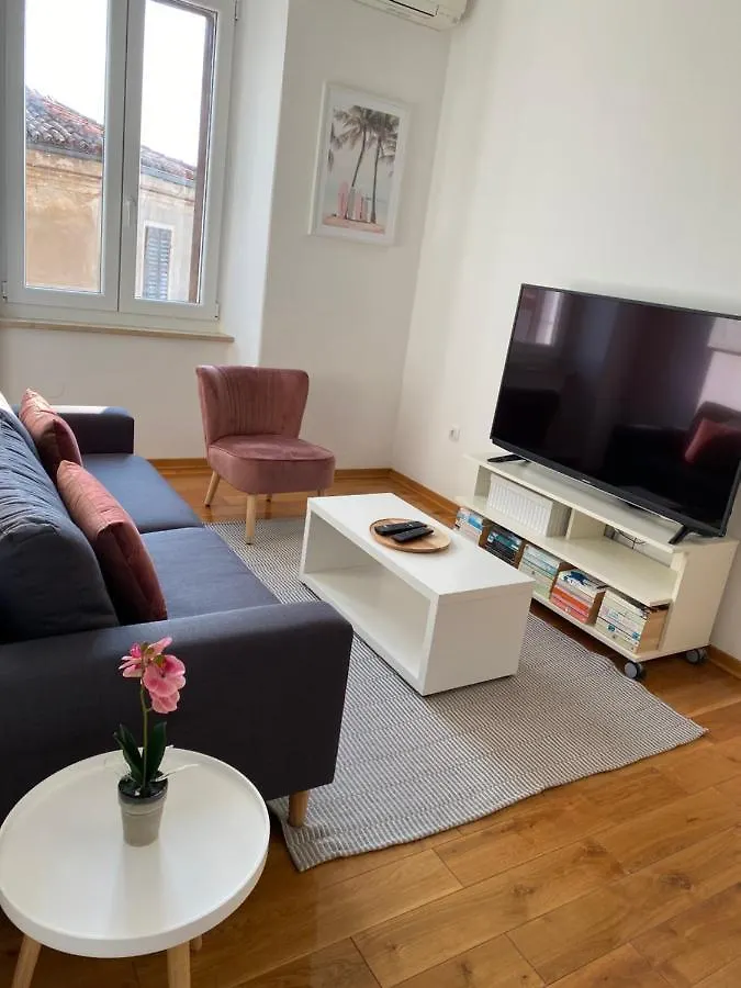 Sea View Flat In Central PUY